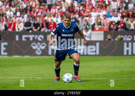 29.09.2024, Fußball: 2. Bundesliga, Saison 2024/2025, 07. Spieltag, 1. FC Köln gegen Karlsruher SC im RheinEnergieStadion in Köln. Lasse Gunether (Karlsruher SC, #29) am Ball. Wichtiger Hinweis: Gemaess den Vorgaben der DFL Deutsche Fussball Liga bzw. Des DFB Deutscher Fussball-Bund ist es untersagt, in dem Stadion und/oder vom Spiel angefertigte Fotoaufnahmen in Form von Sequenzbildern und/oder videoaehnlichen Fotostrecken zu verwerten bzw. Verwerten zu lassen. Foto: Kirchner-Media/TH Stockfoto