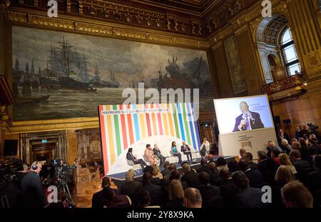 Hamburg, Deutschland. Oktober 2024. Die Teilnehmer sitzen bei der Eröffnung der Hamburger Nachhaltigkeitskonferenz im Großen Ballsaal im Rathaus. Quelle: Georg Wendt/dpa/Alamy Live News Stockfoto