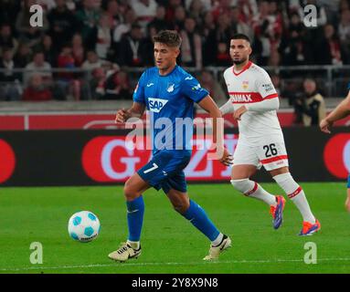 Oktober 2024, MHPArena, Stuttgart, GER, 1.FBL, VfB Stuttgart vs. TSG 1899 Hoffenheim, DFL-Vorschriften verbieten jede Verwendung von Fotografien als Bildsequenzen und/oder Quasi-Video. Im Bild Tom Bischof (Hoffenheim), Deniz Undav (Stuttgart) Stockfoto