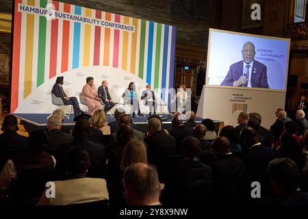 Hamburg, Deutschland. Oktober 2024. Die Teilnehmer sitzen bei der Eröffnung der Hamburger Nachhaltigkeitskonferenz im Großen Ballsaal im Rathaus. Quelle: Georg Wendt/dpa/Alamy Live News Stockfoto