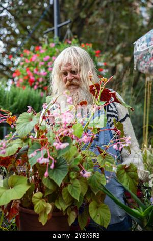 Menschen einkaufen während des Columbia Road Flower Market in East London am 29. September 2024. Foto: Sam Mellish Stockfoto