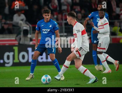 Oktober 2024, MHPArena, Stuttgart, GER, 1.FBL, VfB Stuttgart vs. TSG 1899 Hoffenheim, DFL-Vorschriften verbieten jede Verwendung von Fotografien als Bildsequenzen und/oder Quasi-Video. Im Bild Tom Bischof (Hoffenheim), Angelo Stiller (Stuttgart) Stockfoto