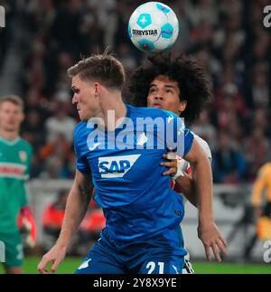 Oktober 2024, MHPArena, Stuttgart, GER, 1.FBL, VfB Stuttgart vs. TSG 1899 Hoffenheim, DFL-Vorschriften verbieten jede Verwendung von Fotografien als Bildsequenzen und/oder Quasi-Video. Im Bild Marius Bulter (Hoffenheim), Anrie Chase (Stuttgart) Stockfoto