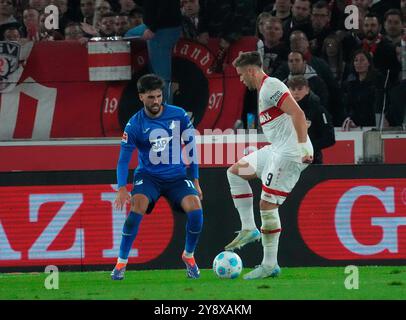 Oktober 2024, MHPArena, Stuttgart, GER, 1.FBL, VfB Stuttgart vs. TSG 1899 Hoffenheim, DFL-Vorschriften verbieten jede Verwendung von Fotografien als Bildsequenzen und/oder Quasi-Video. Im Bild Florian Grillitsch (Hoffenheim), Ermedin Demirovic (Stuttgart) Stockfoto