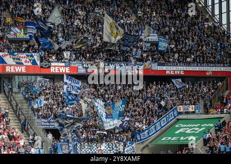 29.09.2024, Fußball: 2. Bundesliga, Saison 2024/2025, 07. Spieltag, 1. FC Köln gegen Karlsruher SC im RheinEnergieStadion in Köln. Blick auf den Karlsruher Fanblock. Wichtiger Hinweis: Gemaess den Vorgaben der DFL Deutsche Fussball Liga bzw. Des DFB Deutscher Fussball-Bund ist es untersagt, in dem Stadion und/oder vom Spiel angefertigte Fotoaufnahmen in Form von Sequenzbildern und/oder videoaehnlichen Fotostrecken zu verwerten bzw. Verwerten zu lassen. Foto: Kirchner-Media/TH Stockfoto