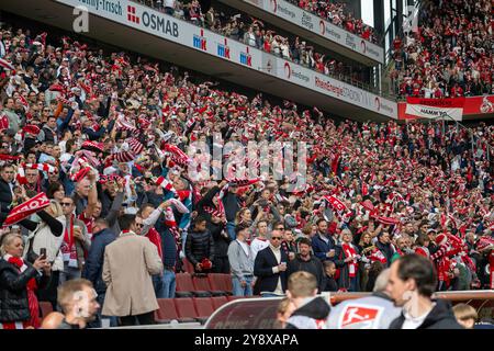 29.09.2024, Fußball: 2. Bundesliga, Saison 2024/2025, 07. Spieltag, 1. FC Köln gegen Karlsruher SC im RheinEnergieStadion in Köln. Die Koelner Fans beim Abspielen der Vereinshymne. Wichtiger Hinweis: Gemaess den Vorgaben der DFL Deutsche Fussball Liga bzw. Des DFB Deutscher Fussball-Bund ist es untersagt, in dem Stadion und/oder vom Spiel angefertigte Fotoaufnahmen in Form von Sequenzbildern und/oder videoaehnlichen Fotostrecken zu verwerten bzw. Verwerten zu lassen. Foto: Kirchner-Media/TH Stockfoto