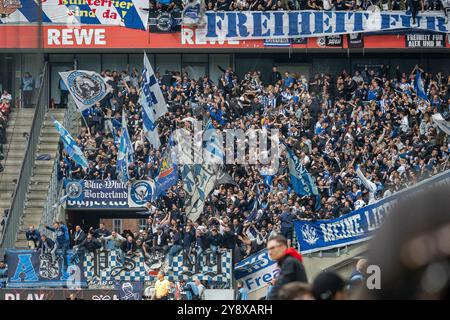 29.09.2024, Fußball: 2. Bundesliga, Saison 2024/2025, 07. Spieltag, 1. FC Köln gegen Karlsruher SC im RheinEnergieStadion in Köln. Die Karlsruher Fans bejubeln das Tor. Wichtiger Hinweis: Gemaess den Vorgaben der DFL Deutsche Fussball Liga bzw. Des DFB Deutscher Fussball-Bund ist es untersagt, in dem Stadion und/oder vom Spiel angefertigte Fotoaufnahmen in Form von Sequenzbildern und/oder videoaehnlichen Fotostrecken zu verwerten bzw. Verwerten zu lassen. Foto: Kirchner-Media/TH Stockfoto