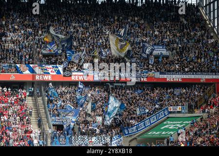 29.09.2024, Fußball: 2. Bundesliga, Saison 2024/2025, 07. Spieltag, 1. FC Köln gegen Karlsruher SC im RheinEnergieStadion in Köln. Die Karlsruher Fans machen Stimmung. Wichtiger Hinweis: Gemaess den Vorgaben der DFL Deutsche Fussball Liga bzw. Des DFB Deutscher Fussball-Bund ist es untersagt, in dem Stadion und/oder vom Spiel angefertigte Fotoaufnahmen in Form von Sequenzbildern und/oder videoaehnlichen Fotostrecken zu verwerten bzw. Verwerten zu lassen. Foto: Kirchner-Media/TH Stockfoto