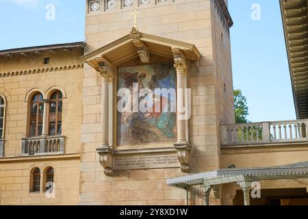 Im historischen Campanile der Friedenskirche im Potsdamer Park Sanssouci laeuten wieder die Glocken. Foto vom 04.10.2024: Fresko Christus am Oelberg , 1850, Eduard Steinbrueck Steinbrück, 18021882, auf der Fassade der Friedenskirche der Abschluss der rund vier Millionen Euro teuren Sanierung des UNESCO-Weltkulturerbes gehoerende Denkmals wurde am Freitag gefeiert. Der 1850 errichtete Glockenturm ist rund 42 Meter hoch. Die Instandsetzungsarbeiten hatten im Februar 2022 begonnen und wurden nach Angaben der Stiftung Preussische Schloesser und Gaerten ausschliesslich durch Spenden finanziert. Stockfoto