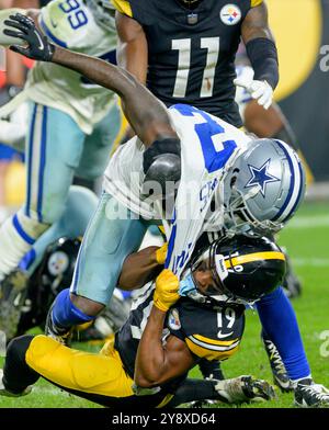 Pittsburgh, Usa. Oktober 2024. Pittsburgh Steelers Wide Receiver Calvin Austin III (19) wringt Dallas Cowboys Cornerback Jourdan Lewis (2) nach der Pfeife beim Sieg der Cowboys im vierten Quartal 20-17 im Acrisure Stadium am Sonntag, den 6. Oktober 2024 in Pittsburgh zu Boden. Foto: Archie Carpenter/UPI Credit: UPI/Alamy Live News Stockfoto