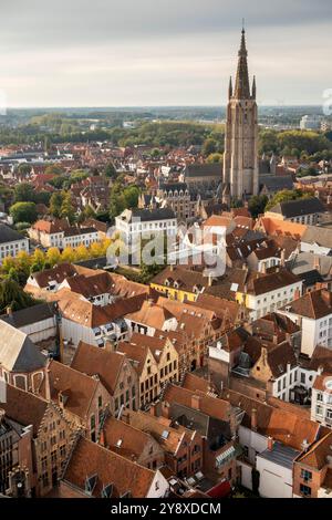 Belgien, Flandern, Brügge, Grote Markt, erhöhter Blick auf Onze-Lieve Vrouwekerk, Kirche unserer Lieben Frau aus Belfort Stockfoto