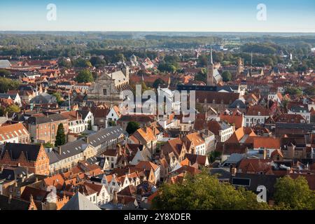 Belgien, Flandern, Brügge, Grote Markt, erhöhter Blick nordöstlich von Belfort in Richtung Adornes Domain und Jeruzalemkapel Stockfoto