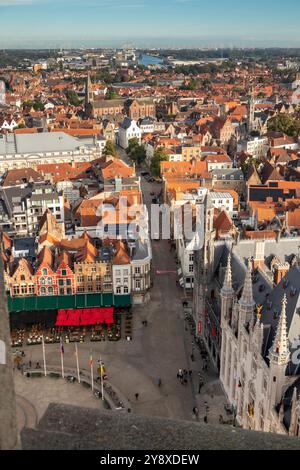 Belgien, Flandern, Brügge, Grote Markt, erhöhter Blick nach Norden nach Vlamingsrtraat und Hafen von Belfort Stockfoto