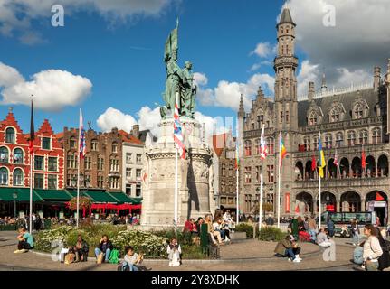 Belgien, Flandern, Brügge, Grote Markt, Breydel und de Connick Monument und umliegende Gebäude Stockfoto