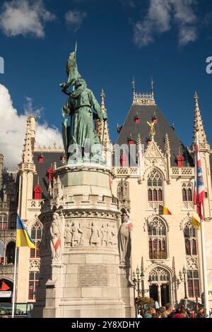 Belgien, Flandern, Brügge, Grote Markt, Breydel und de Connick Monument und Provinciaal Hof, Provinzgericht Stockfoto