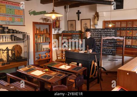 Belgien, Flandern, Brügge, Balstraat, Volkkundemuseum, Volksmuseum, nachgestellter Schulraum Stockfoto