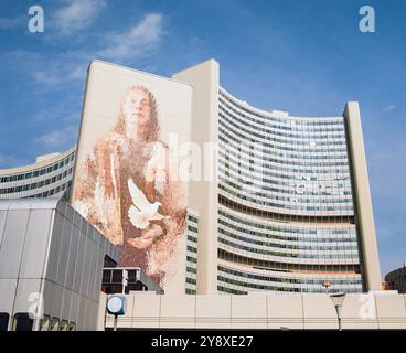 Wandgemälde Frau mit Taube von Fintan Magee im Internationalen Zentrum Wien, UN-Hauptquartier der Vereinten Nationen, Wien, Österreich, Europa. Stockfoto