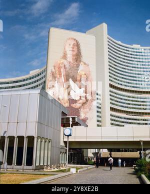 Wandgemälde Frau mit Taube von Fintan Magee im Internationalen Zentrum Wien, UN-Hauptquartier der Vereinten Nationen, Wien, Österreich, Europa. Stockfoto