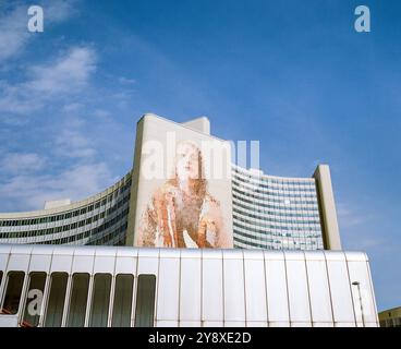 Wandgemälde Frau mit Taube von Fintan Magee im Internationalen Zentrum Wien, UN-Hauptquartier der Vereinten Nationen, Wien, Österreich, Europa. Stockfoto