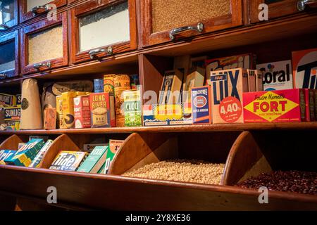 Belgien, Flandern, Brügge, Balstraat, Volkkundemuseum, Volksmuseum, Lebensmittelgeschäfte Stockfoto