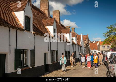 Belgien, Flandern, Brügge, Balstraat, Volkkundemuseum, in alten Almshouses, Tourgruppe auf der Straße Stockfoto