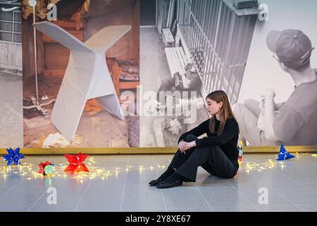 London, Großbritannien. Oktober 2024. HINWEIS: SPERRFRIST bis 10/24 Uhr 00:05 Uhr - Fotos können für Dienstag-Veröffentlichungen verwendet werden. Das Leap Year ist die erste große Umfrage des international gefeierten Künstlers Haegue Yang in Großbritannien, der Werke von den frühen 2000er Jahren bis heute präsentiert. Die Ausstellung findet bis zum 5. Januar 2025 in der Hayward Gallery statt. Quelle: Imageplotter/Alamy Live News Stockfoto