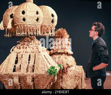 London, Großbritannien. Oktober 2024. HINWEIS: SPERRFRIST bis 10/24 Uhr 00:05 Uhr - Fotos können für Dienstag-Veröffentlichungen verwendet werden. Personal mit 'The Intermediates - Dancing in Woven Masken' (2015). Das Leap Year ist die erste große Umfrage des international gefeierten Künstlers Haegue Yang in Großbritannien, der Werke von den frühen 2000er Jahren bis heute präsentiert. Die Ausstellung findet bis zum 5. Januar 2025 in der Hayward Gallery statt. Quelle: Imageplotter/Alamy Live News Stockfoto