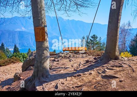 CARONA, SCHWEIZ - 22. MÄRZ 2022: Swing the World ist eine der beliebtesten Attraktionen des Berges Parco San Grato in Carona, Tessin, Switze Stockfoto