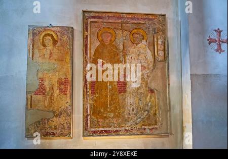 CARONA, SCHWEIZ - 22. MÄRZ 2022: Die mittelalterlichen Fresken, erhalten in der Kirche St. Georg und St. Andrew Parich, Carona, Tessin, Schweiz Stockfoto