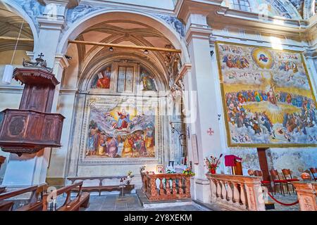 CARONA, SCHWEIZ - 22. MÄRZ 2022: Die mittelalterliche Pfarrkirche St. Georg und St. Andreas in Carona, Tessin, Schweiz Stockfoto