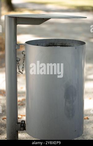 Grauer Abfalleimer im Park, modernes Design Stockfoto