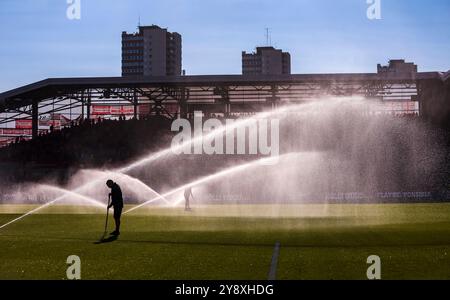 Brentford Ground Staff in der Halbzeit während des Spiels der Premier League im Gtech Community Stadium in London. Bilddatum: Samstag, 5. Oktober 2024. Stockfoto