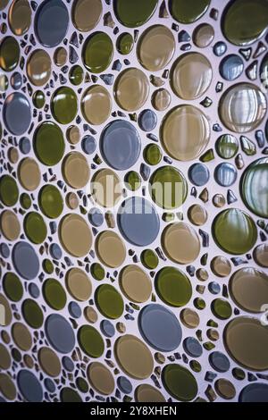 Glasfliesen an der Innenwand. Mosaikhintergrund von runden Glaskugeln. Farbiger Mosaikhintergrund. Penny runde Mosaikfliesen. Kachel mit rundem Kreis. Stockfoto