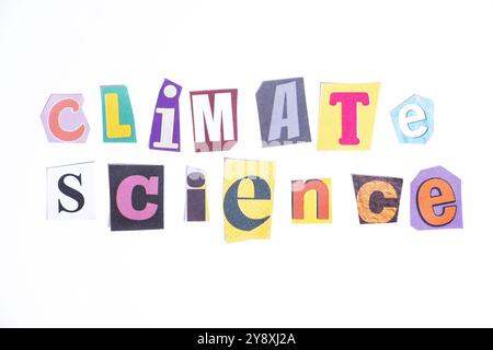 Phrase Climate Science geschrieben in ausgeschnittener Zeitungsstil Typografie, isoliert auf weißem Hintergrund. Stockfoto