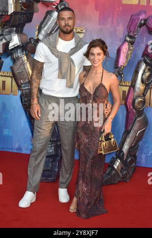 September 2024 London UK. Cally Jane Beech und DJ O'Neal bei Transformers One UK Premiere. Sue Andrews/Alamy. Stockfoto