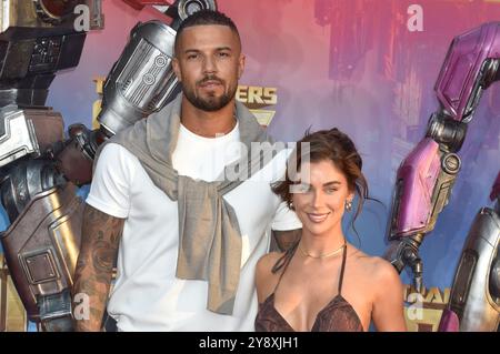 September 2024 London UK. Cally Jane Beech und DJ O'Neal bei Transformers One UK Premiere. Sue Andrews/Alamy. Stockfoto