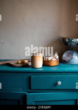 Schöne handwerkliche Töpferkomposition, Tassen, Schüsseln und Werkzeuge auf einem blauen Schrank, handgefertigt in frankreich, rustikaler Stil Stockfoto