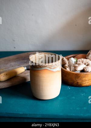 Schöne handwerkliche Töpferkomposition, Tassen, Schüsseln und Werkzeuge auf einem blauen Schrank, handgefertigt in frankreich, rustikaler Stil Stockfoto