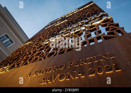 Savona, Ligurien, Italien. Auf dem omonimösen Platz steht ein Denkmal zum Gedenken an den Präsidenten der Italienischen Republik Sandro Pertini. Stockfoto