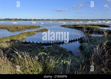 Herbstliche Abendsonne auf Booten auf dem Fluss deben in Waldringfield, suffolk, england Stockfoto