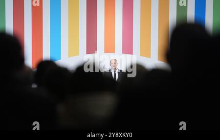 Hamburg, Deutschland. Oktober 2024. Bundeskanzler Olaf Scholz (SPD) spricht bei der Eröffnung der Hamburger Nachhaltigkeitskonferenz im Großen Festspielhaus im Rathaus. Quelle: Marcus Brandt/dpa/Alamy Live News Stockfoto