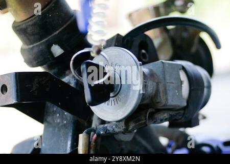 Nahaufnahme des Motorradschlüssels im Zündstartschloss Stockfoto