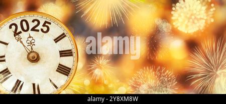 Neujahr 2025 mit Uhr bis Mitternacht mit unscharfem goldenem Hintergrund und Feuerwerk Stockfoto