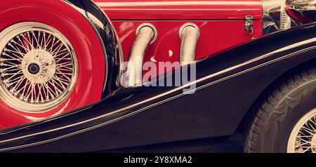 Seitenansicht eines klassischen roten Luxus-Cabrios Stockfoto
