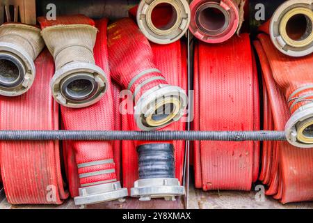 Rote Feuerwehrschläuche an einem Feuerwehrwagen Stockfoto