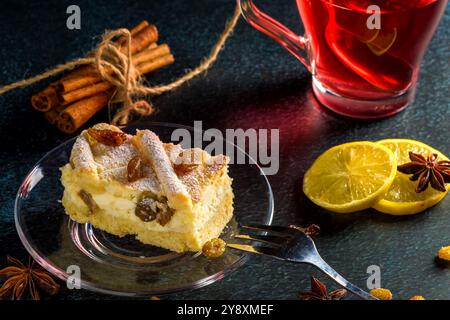 Hausgemachter Käsekuchen mit Rosinen. Käsekuchen mit Rosinen und Zitronenscheiben und Tee Stockfoto