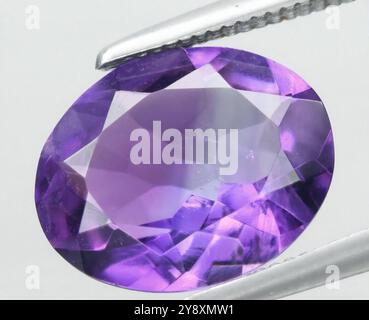 Prächtiger Ovaler Amethyst-Edelstein, Der Mit Präzision Erfasst Wurde. Stockfoto