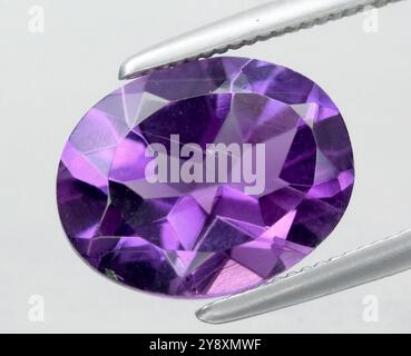 Exquisit geschliffener Amethyst Edelstein, der im Licht glänzt. Stockfoto