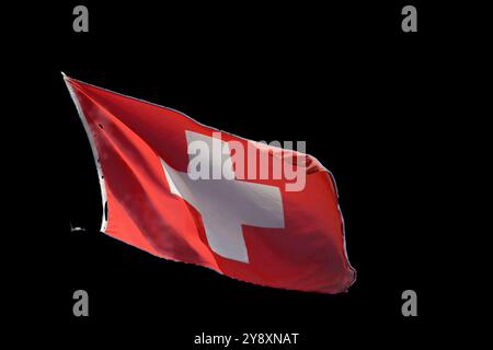 Schweizer Flagge im Wind gegen blauen Himmel Stockfoto