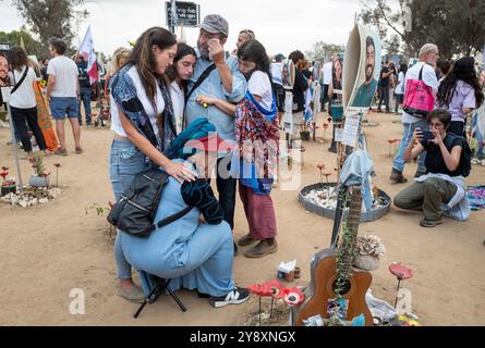 Re'im, Süd-Israel am 7. Oktober 2024 umarmen und betrauern Israelis Bnayahu Bíton in der Gedenkstätte in Re'im, Süd-Israel am 7. Oktober 2024, als sie den einjährigen Jahrestag seit den brutalen Terroranschlägen der Hamas auf israelische Gemeinden begehen, und hier auf der Nova-Tanzparty, bei der über 300 Israelis während der Terroranschläge der Hamas in Israel am 7. Oktober 2023 getötet wurden. Die Israelis begehen den einjährigen Jahrestag des israelischen Krieges gegen die Hamas, als die Hamas in israelische Gemeinden einmarschierte, etwa 1.200 Menschen tötete und über 215 Geiseln in Gaza nahm. Sie halten immer noch etwa 100 Geiseln. Stockfoto